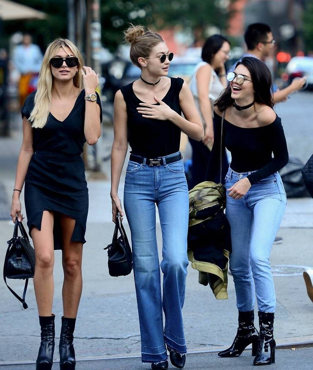 超模肯豆和吉吉,海莉街拍热聊,好闺蜜分享甜蜜爱情,顺便比拼修长美腿!