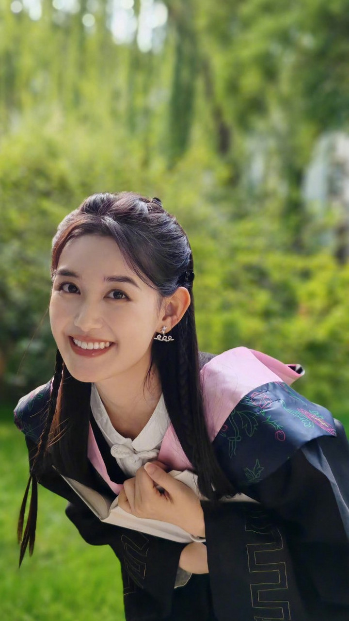 中戏校花蒋依依晒毕业照,网友惊呼:太美了!