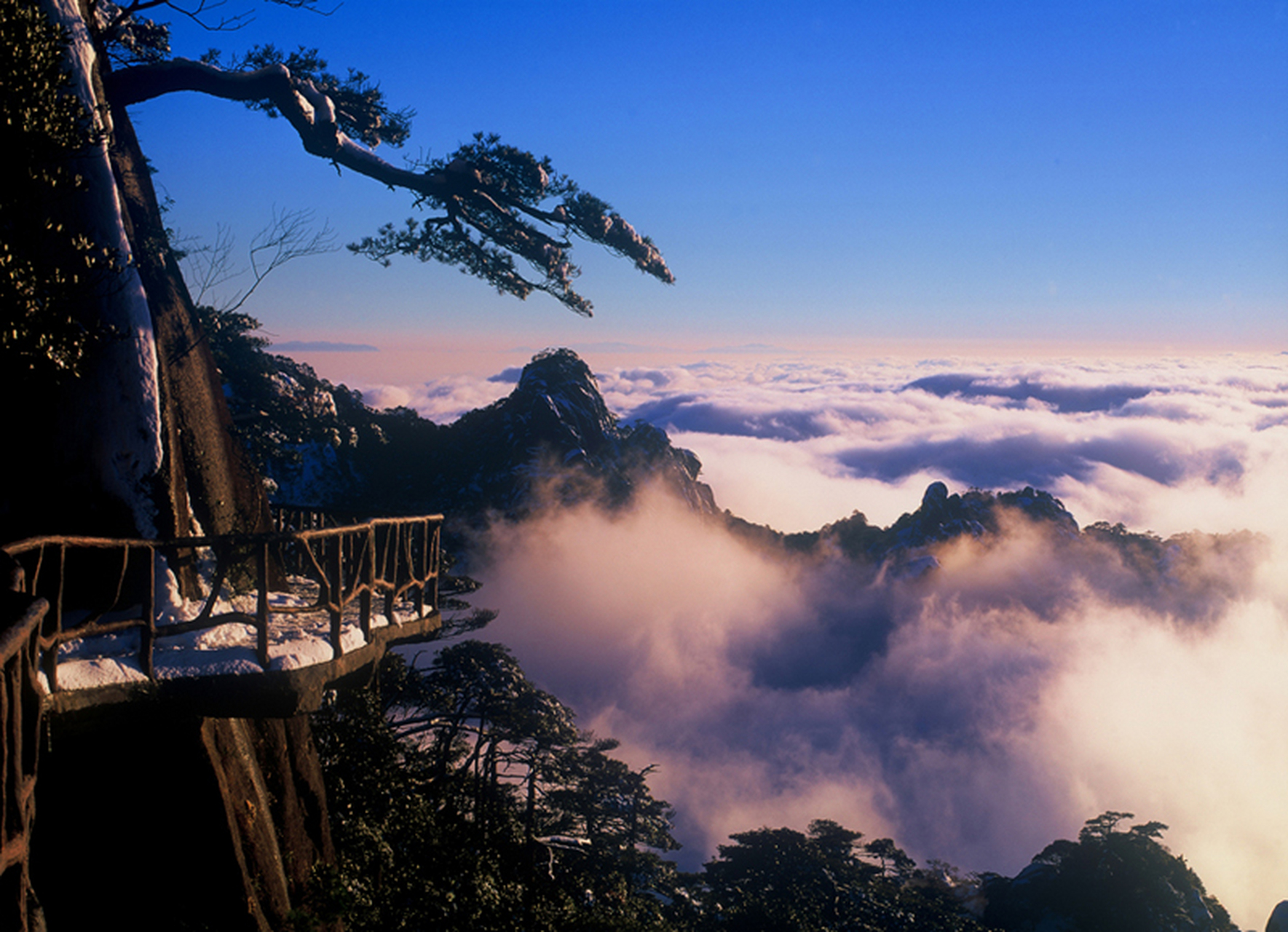 西海岸位于三清山的西部,是三清山观景较为开阔的景区,平均海拔1600米