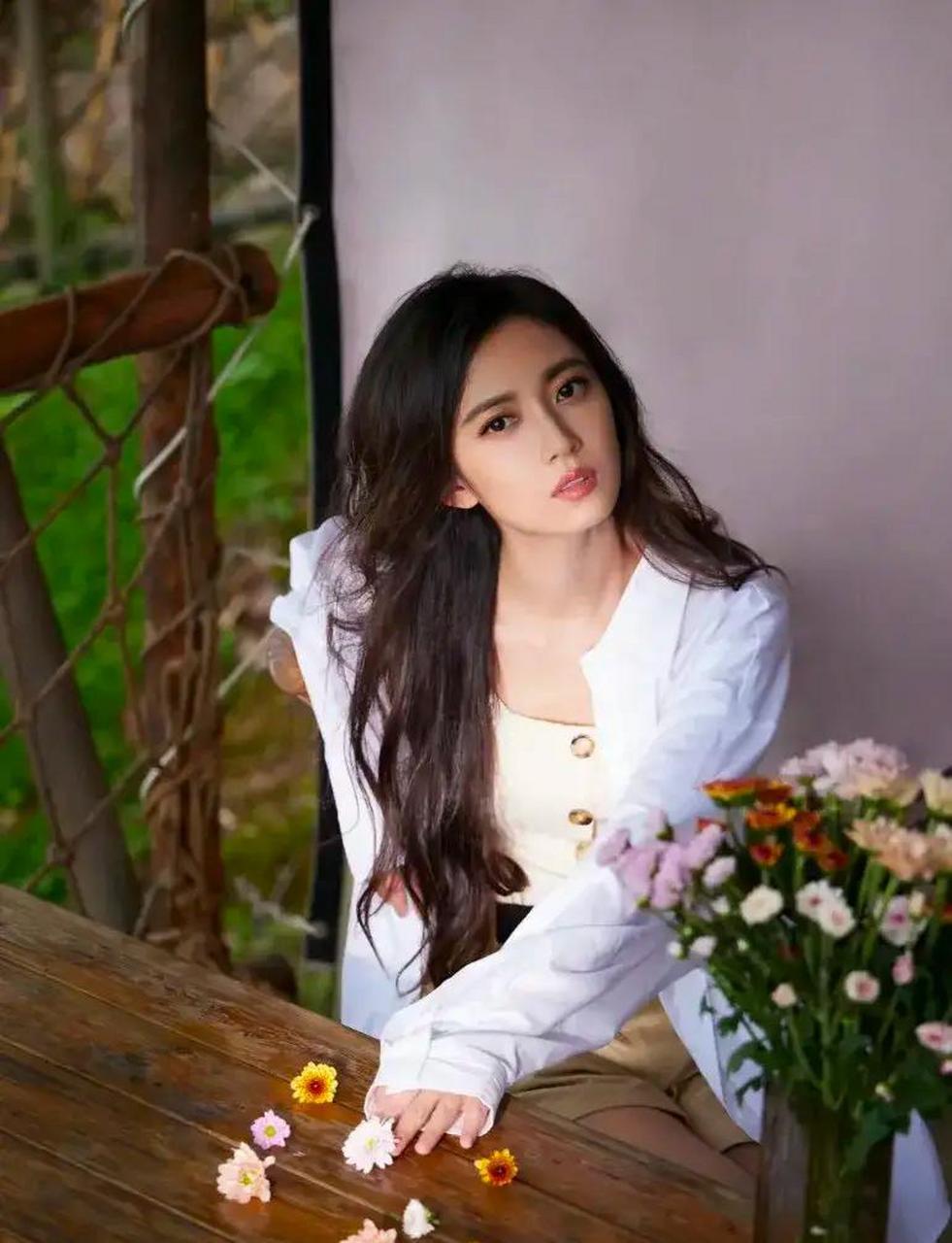 陈钰琪近期生活照, 一身简单的白衬衫,随性而 惬意!慵懒而优美!