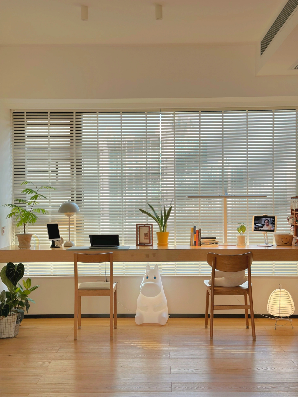 书房做了一个3m的超长书桌 阳光洒进来的时候,心情也会被治愈 好喜欢