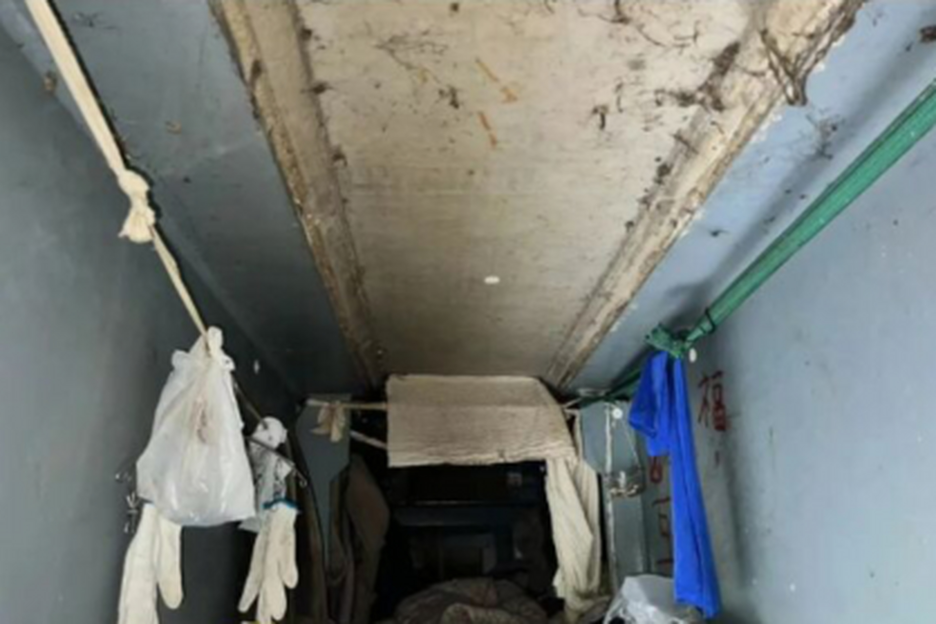 真的有人睡在天桥下面,感觉好不真实