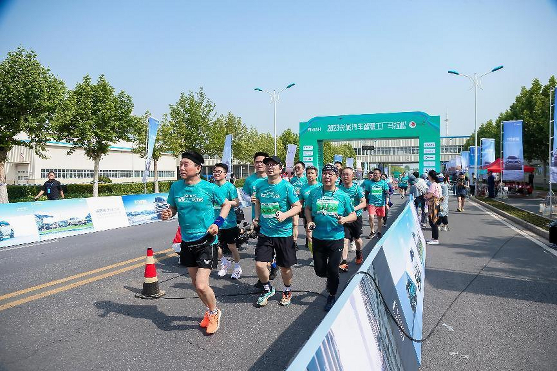 在长城汽车智慧工厂马拉松上,长城汽车掌门魏建军一边跑步,一边金句频