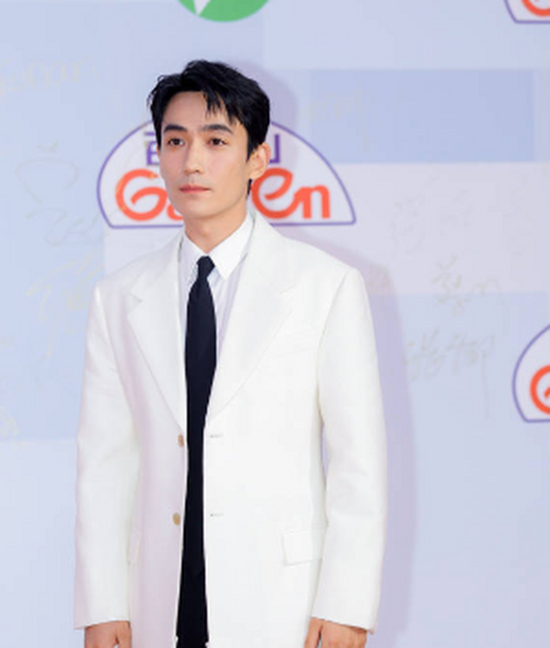 朱一龙白色西装挺拔帅气 与王阳合照状态佳