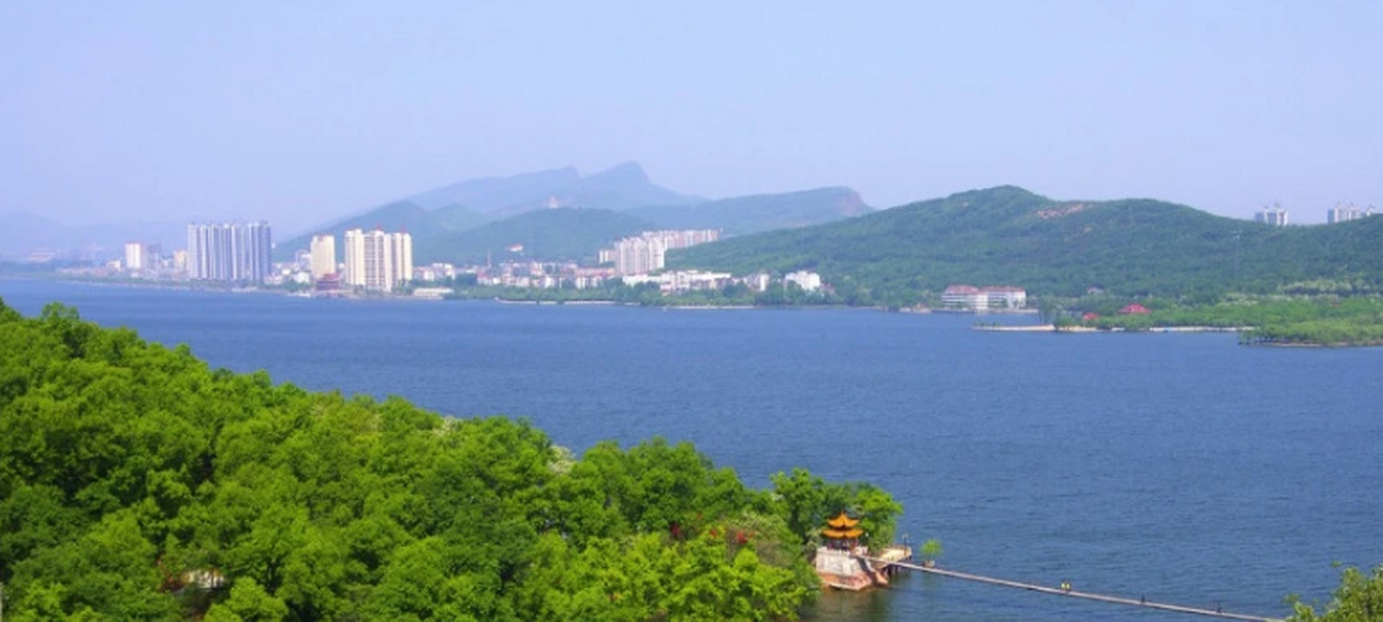 位于平顶山舞钢市的石漫滩国家森林公园交通十分的便利,景区始建于