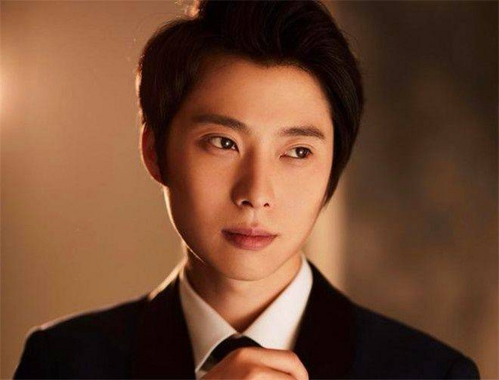 生于1954的李成儒,小时候可是苦命的人,家中兄弟