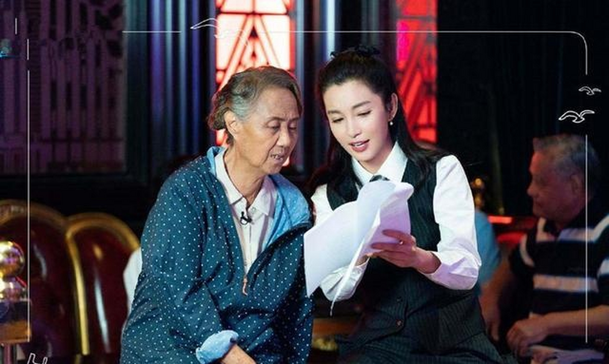 在百乐门的大舞台上,除了李冰冰和孔繁漪的节目之外,黄渤,宋祖儿也和