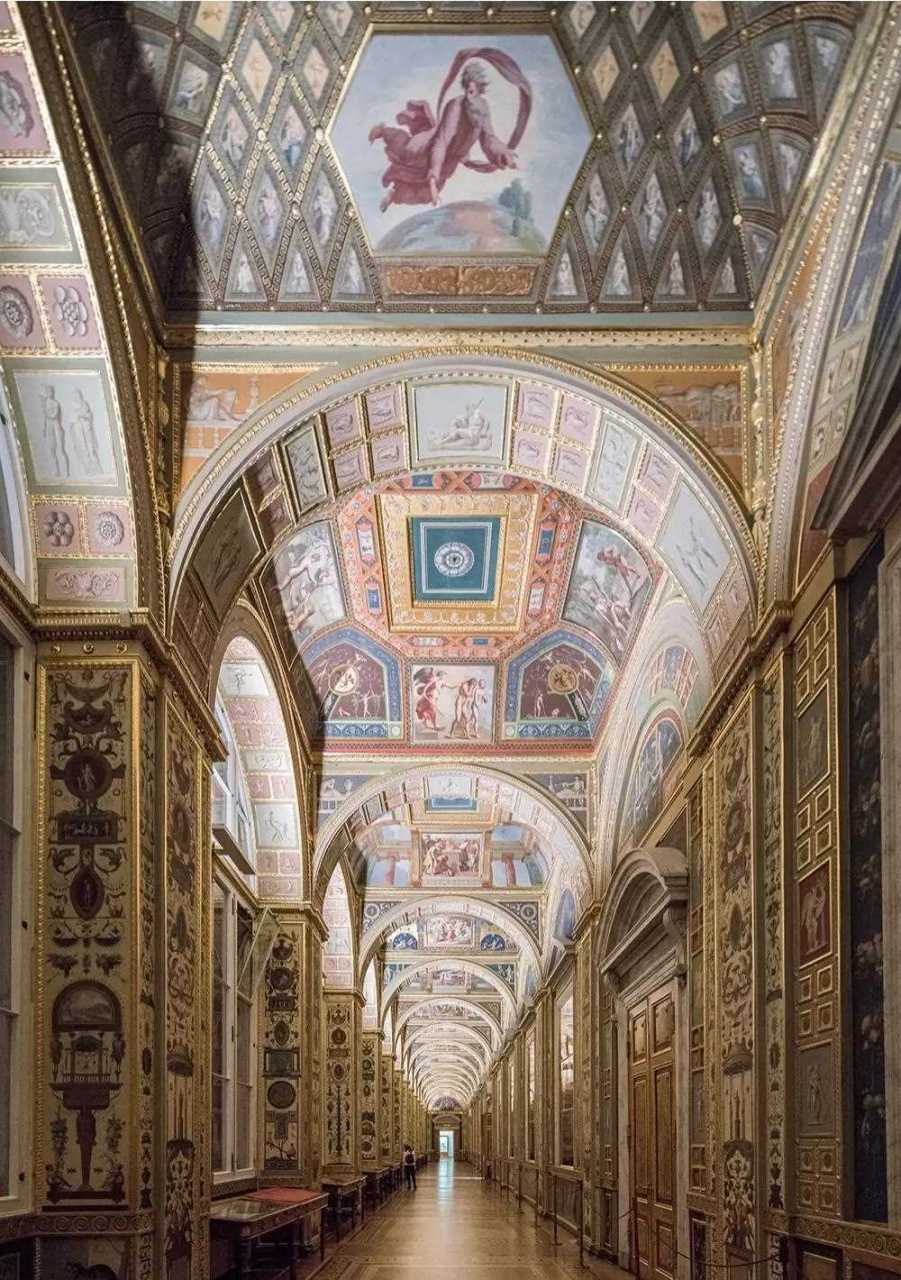 宫(winter palace)原为俄国沙皇的皇宫,现为国立艾尔米塔什博物馆,与