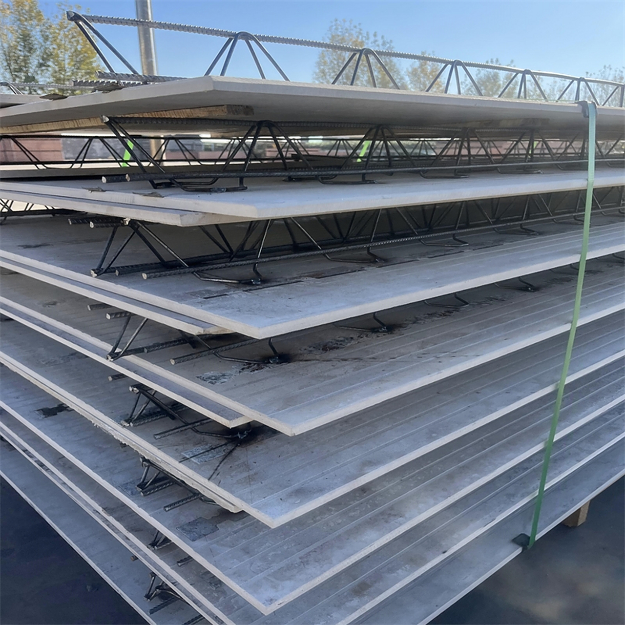 预应力叠合板是一种结构用板材,它由多层预应力钢筋和混凝土等材料