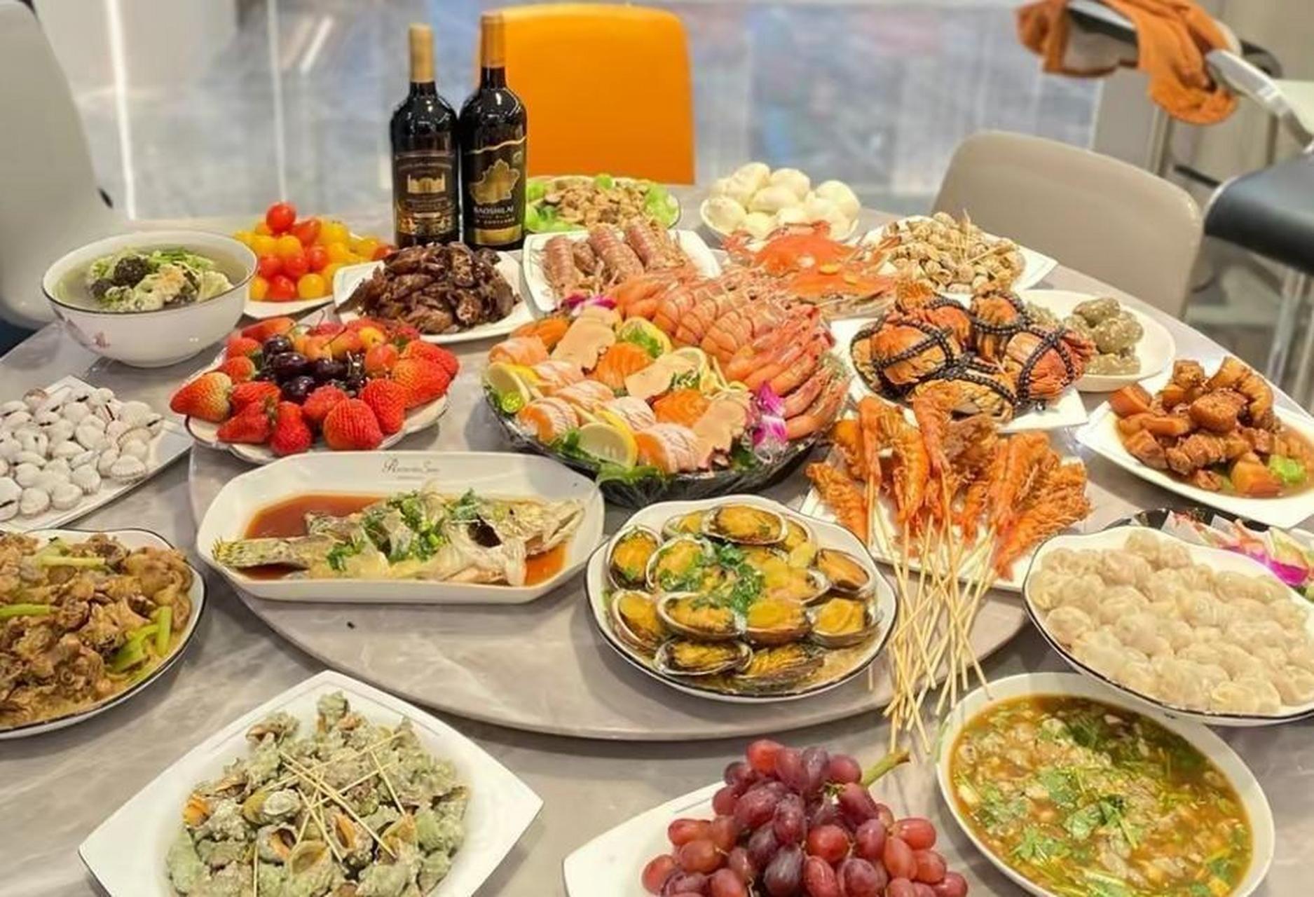 这是富裕家庭的日常晚饭,丰盛的美味佳肴.