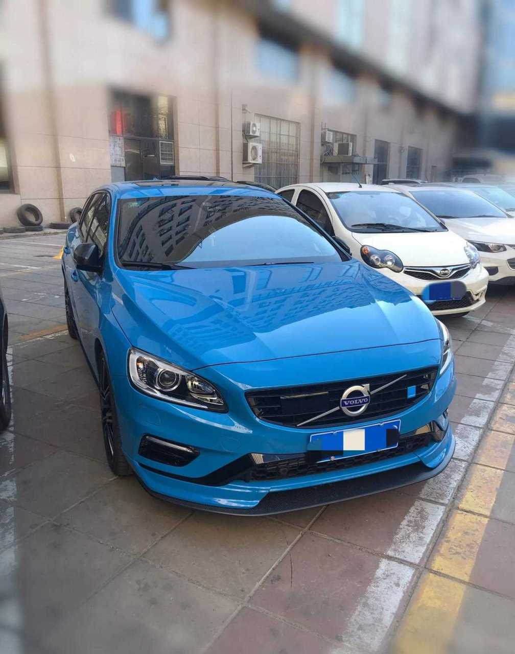v60 polestar,头一次看见实车,颜色真的很酷炫,蓝精灵一般的沃尔沃,这
