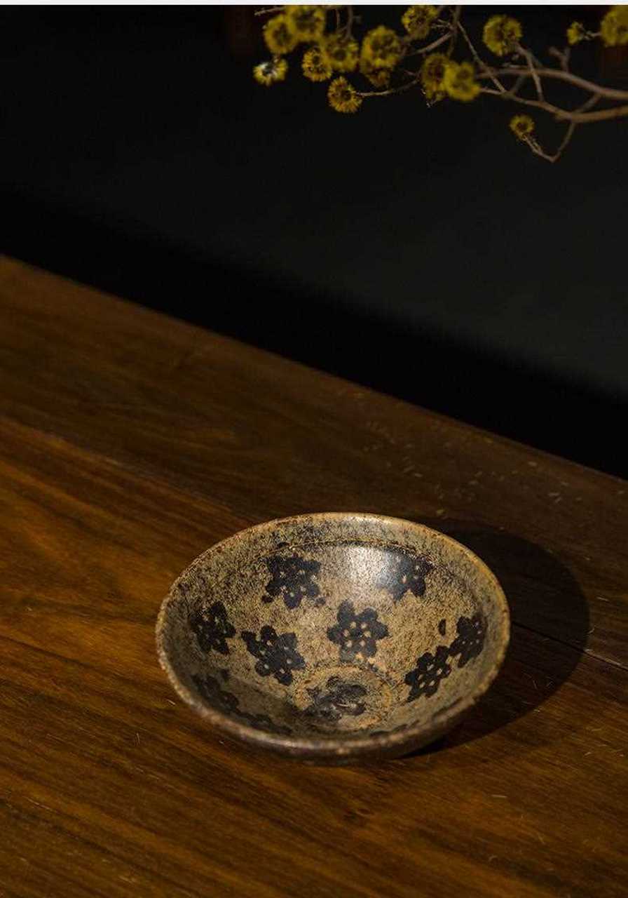 清 束口斗笠盏 尺寸:2×2×5 价格:0 此盏束口,斜直壁,因形似斗笠,故