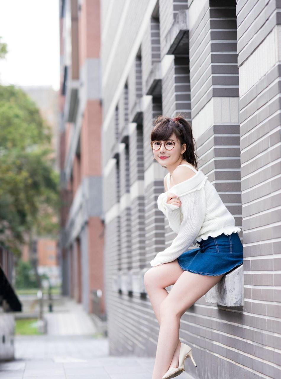 户外人像摄影美图,带着圆框眼睛的青春靓丽女孩.