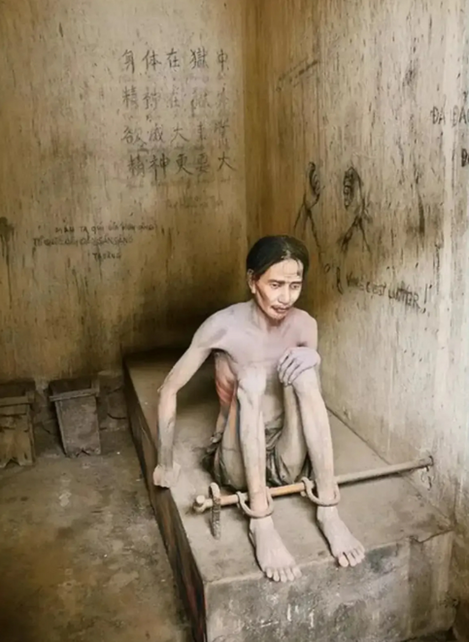 他的双脚被铁链牢牢锁住,根本无法动弹.