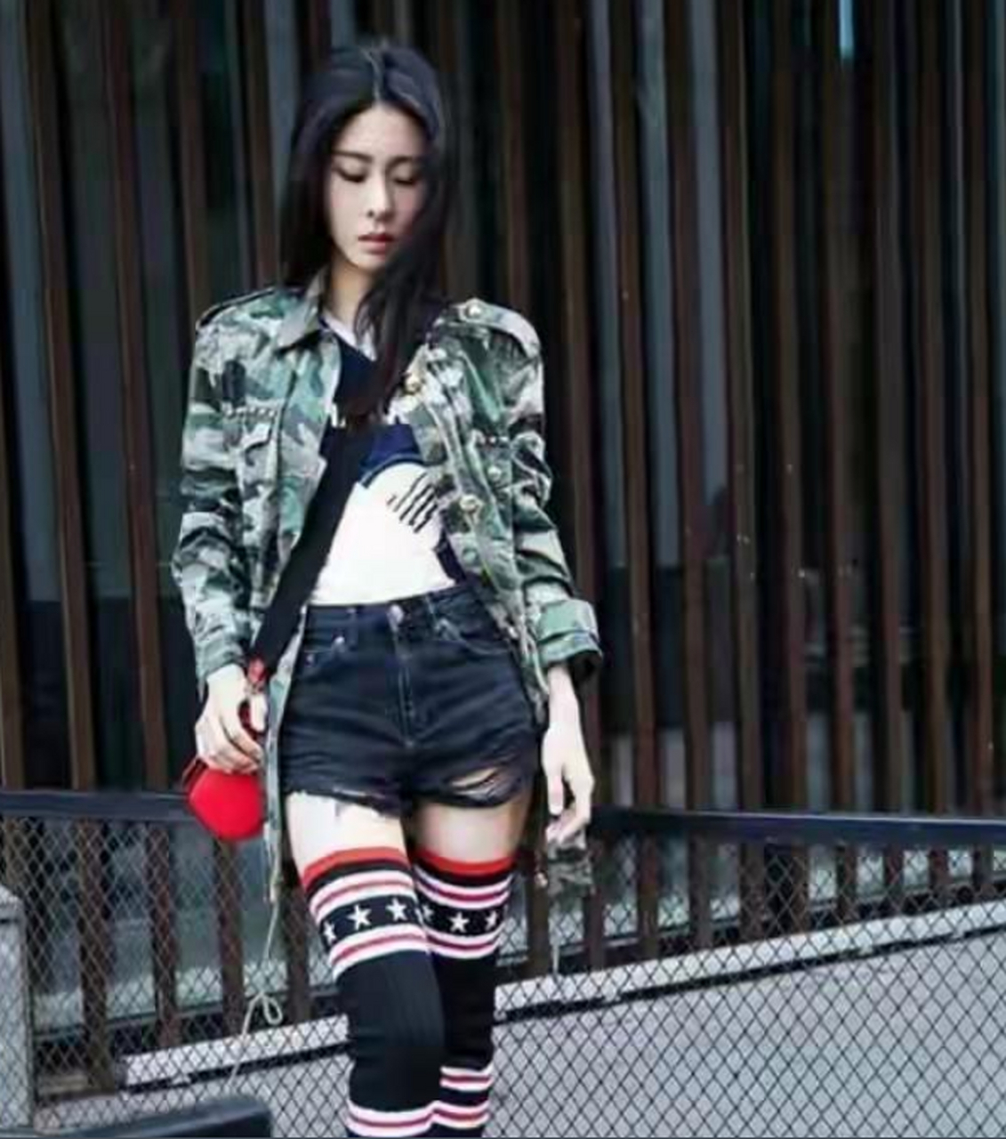 网友:"蜘蛛网"的牛仔短裤搭配迷彩上衣,张碧晨变身潮流靓女
