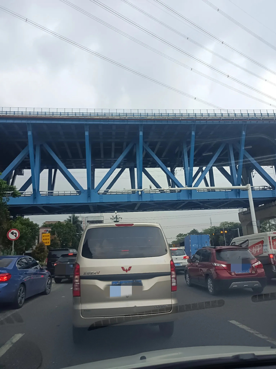 中山市南头镇南头大桥上桥位置最近经常大堵车,堵车途经的这座双层