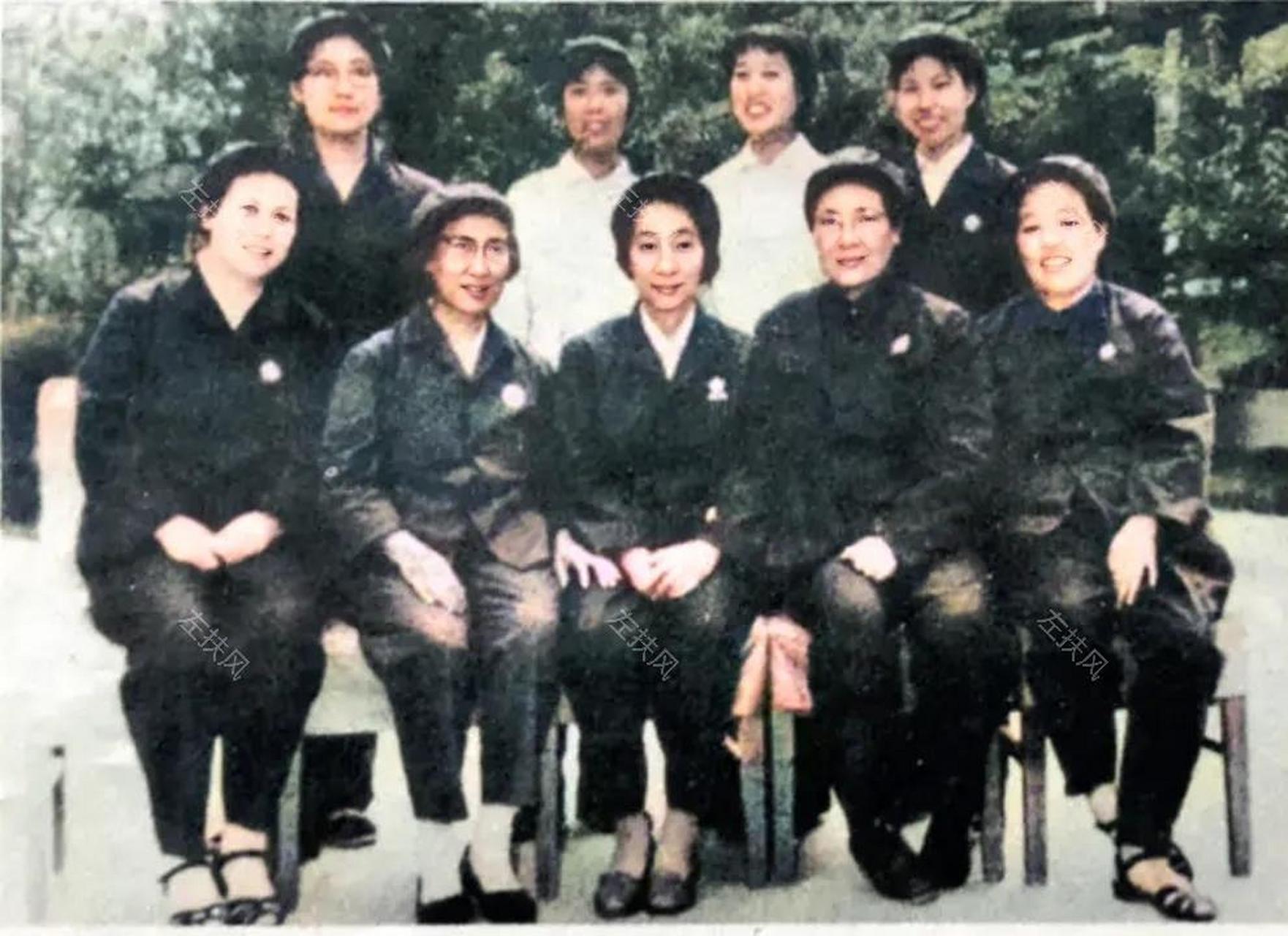 1970年,叶群在一张照片中与"四大金刚"夫人合影.这张照片中,我们可以