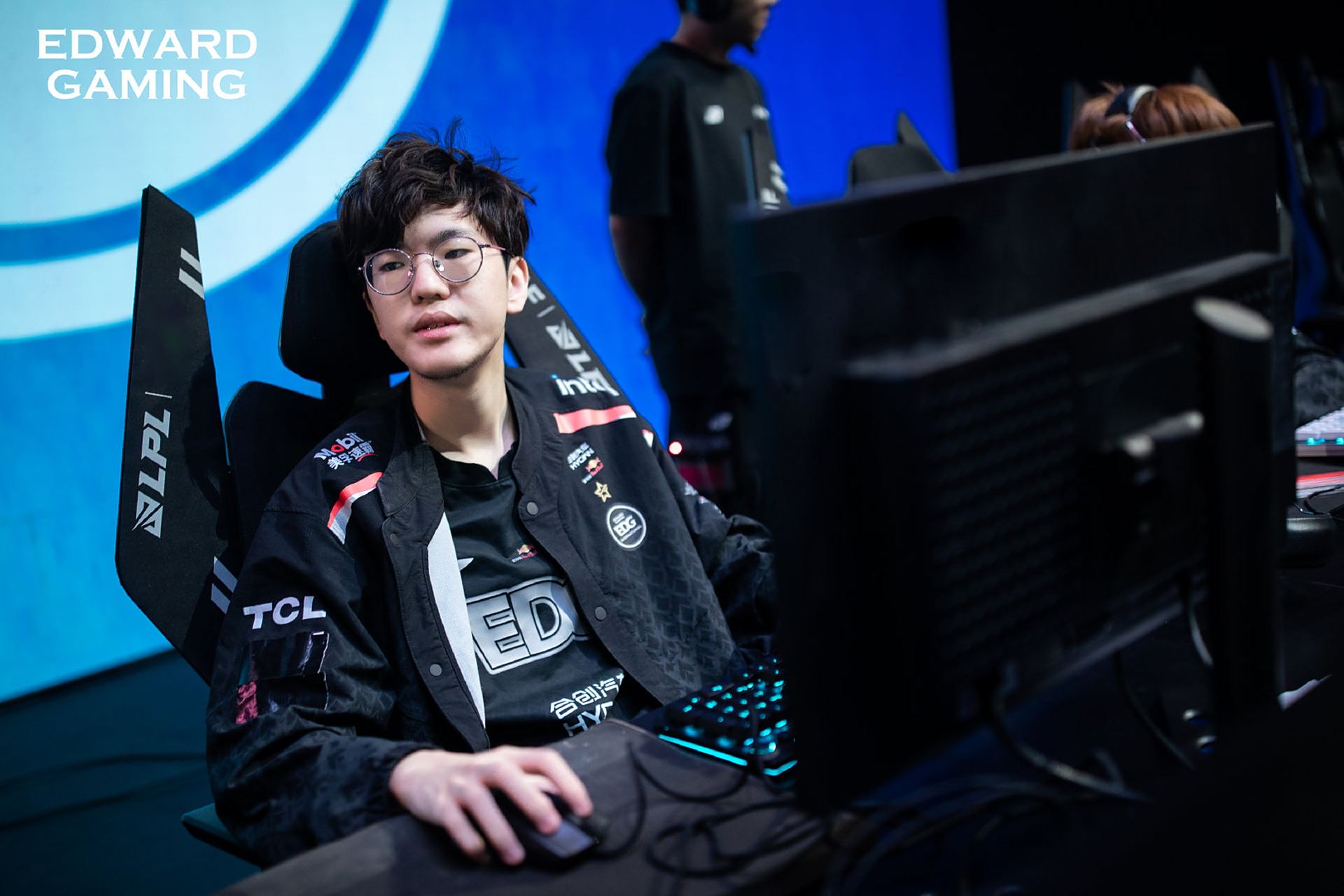 网友爆料:edg打野jiejie回广西与女友相聚 好像这位还是初恋女友