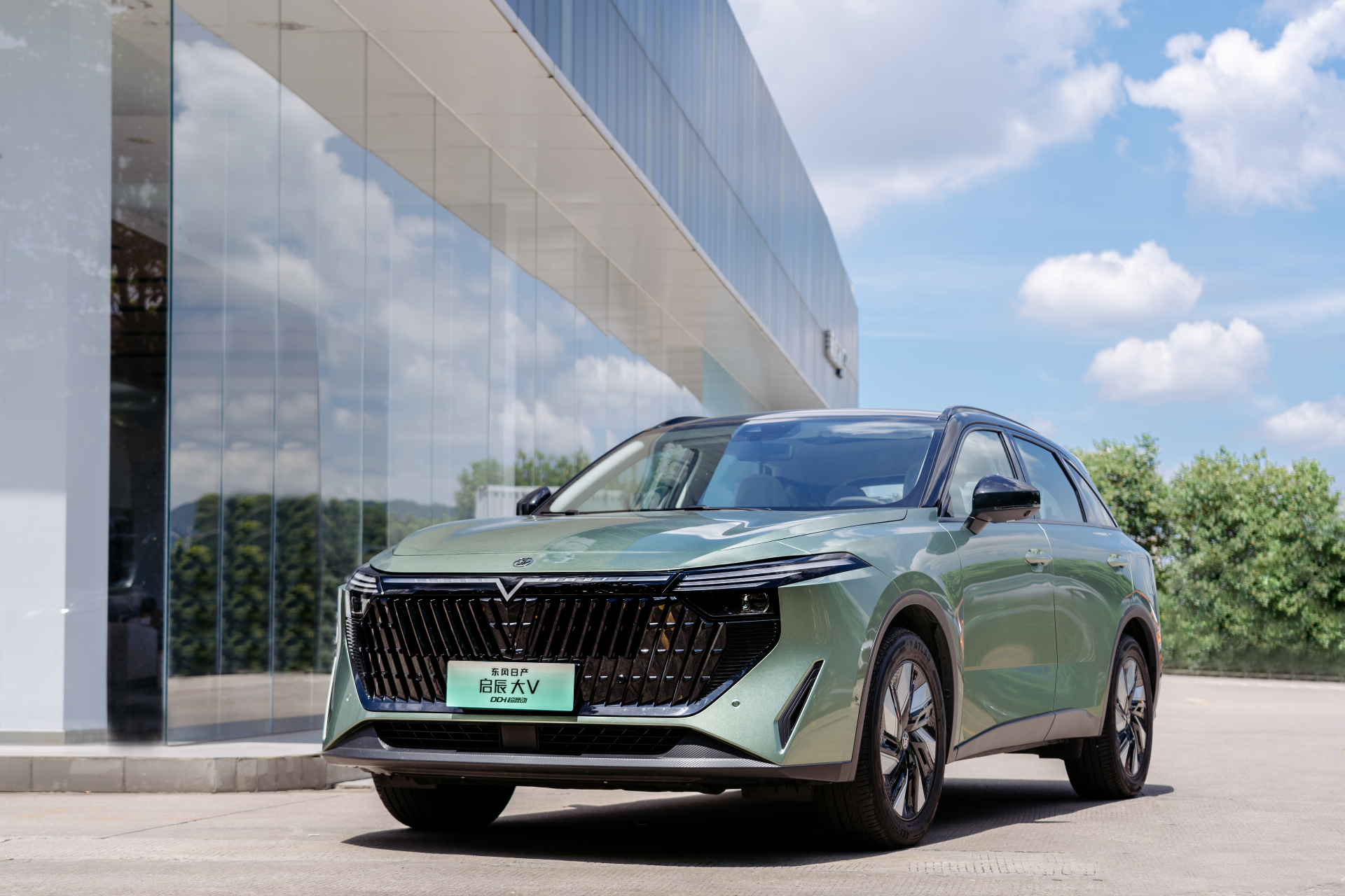 街拍名车:东风日产启辰大v dd-i插混油电同价,最长综合续航1132公里!