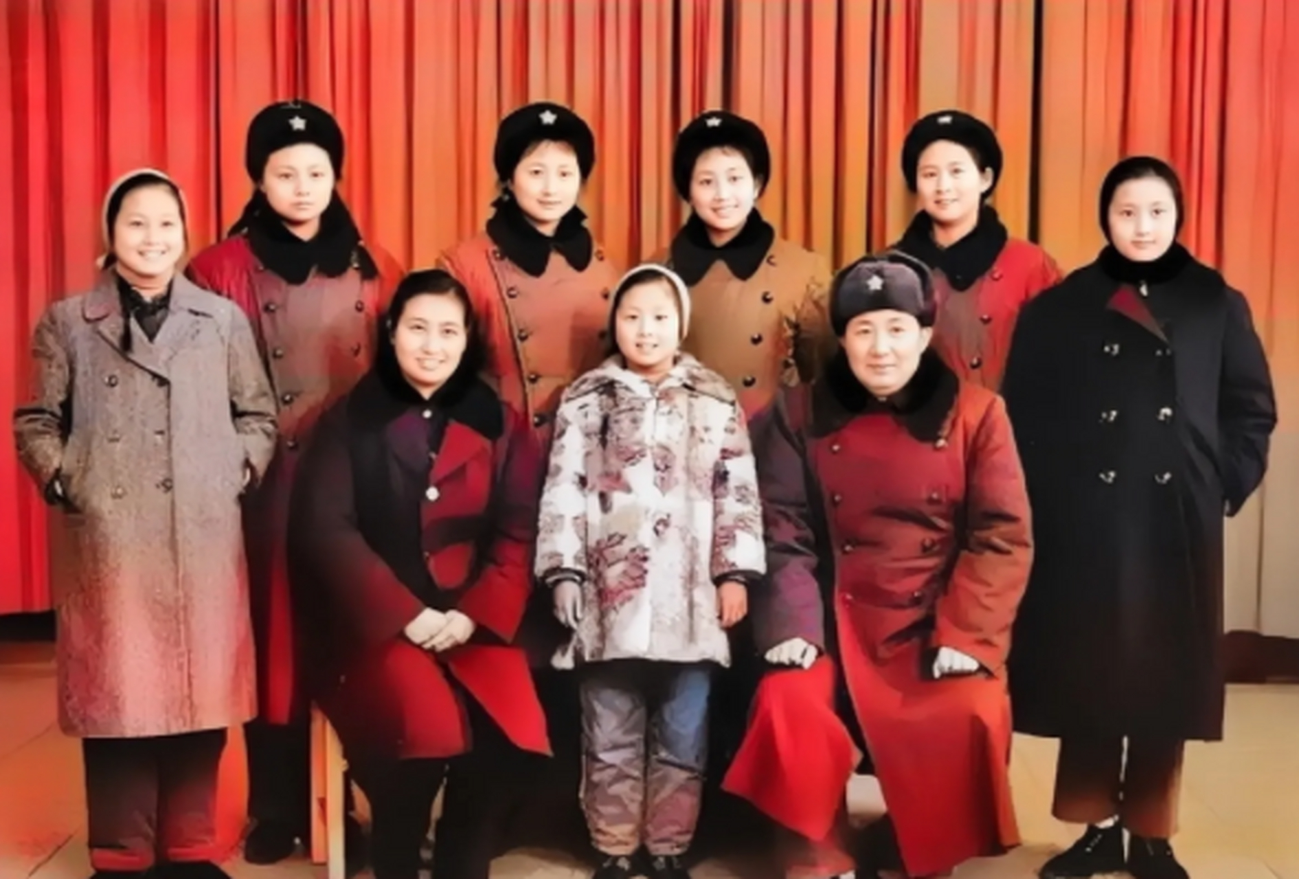 1973年,吴荣正将军和妻子高秀茹,以及七个女儿,一张