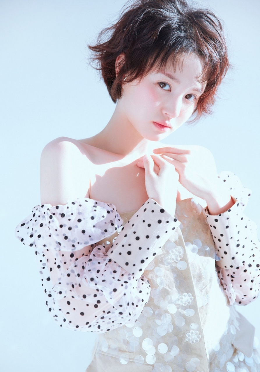 短发婴儿肥美女性感诱人私房写真