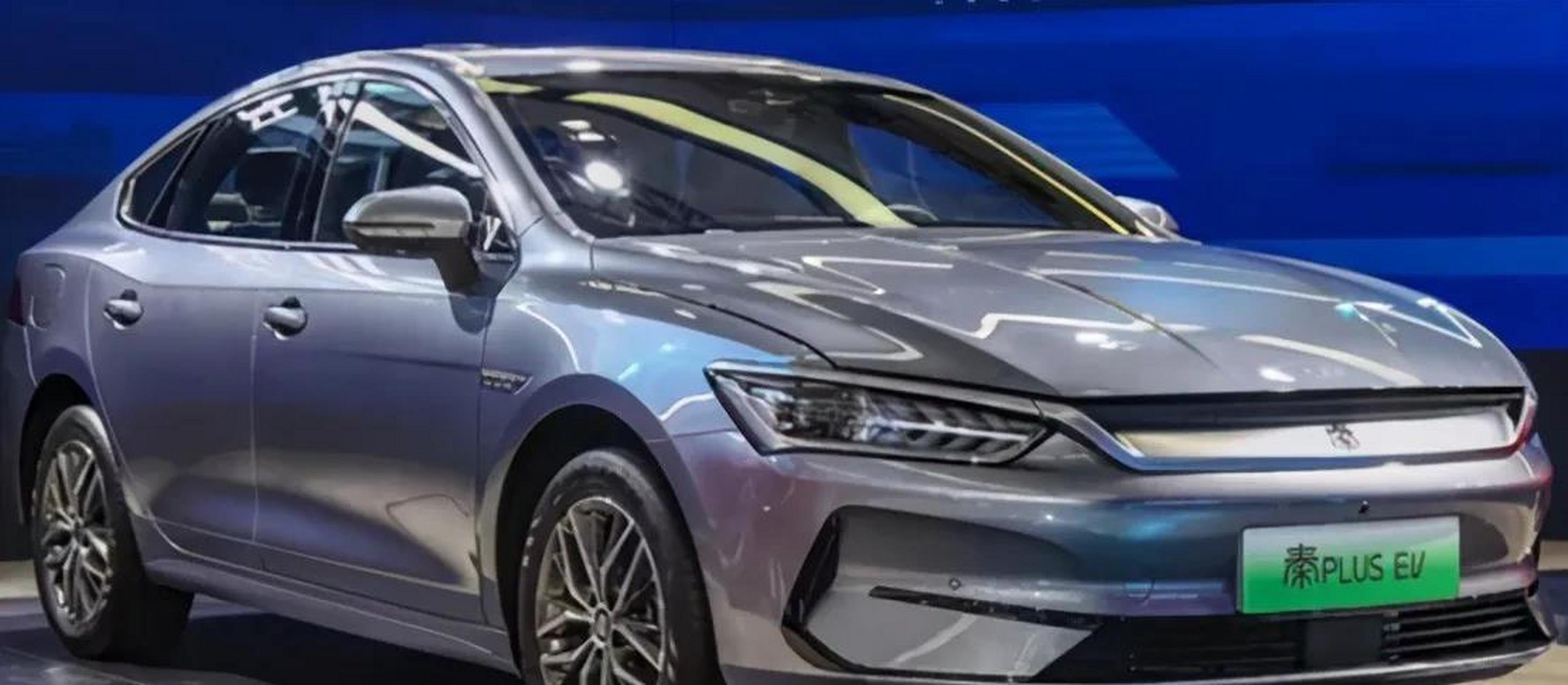 我弟跑滴滴的油电混动车买回来了,是比亚迪秦plus,本来是要白色的