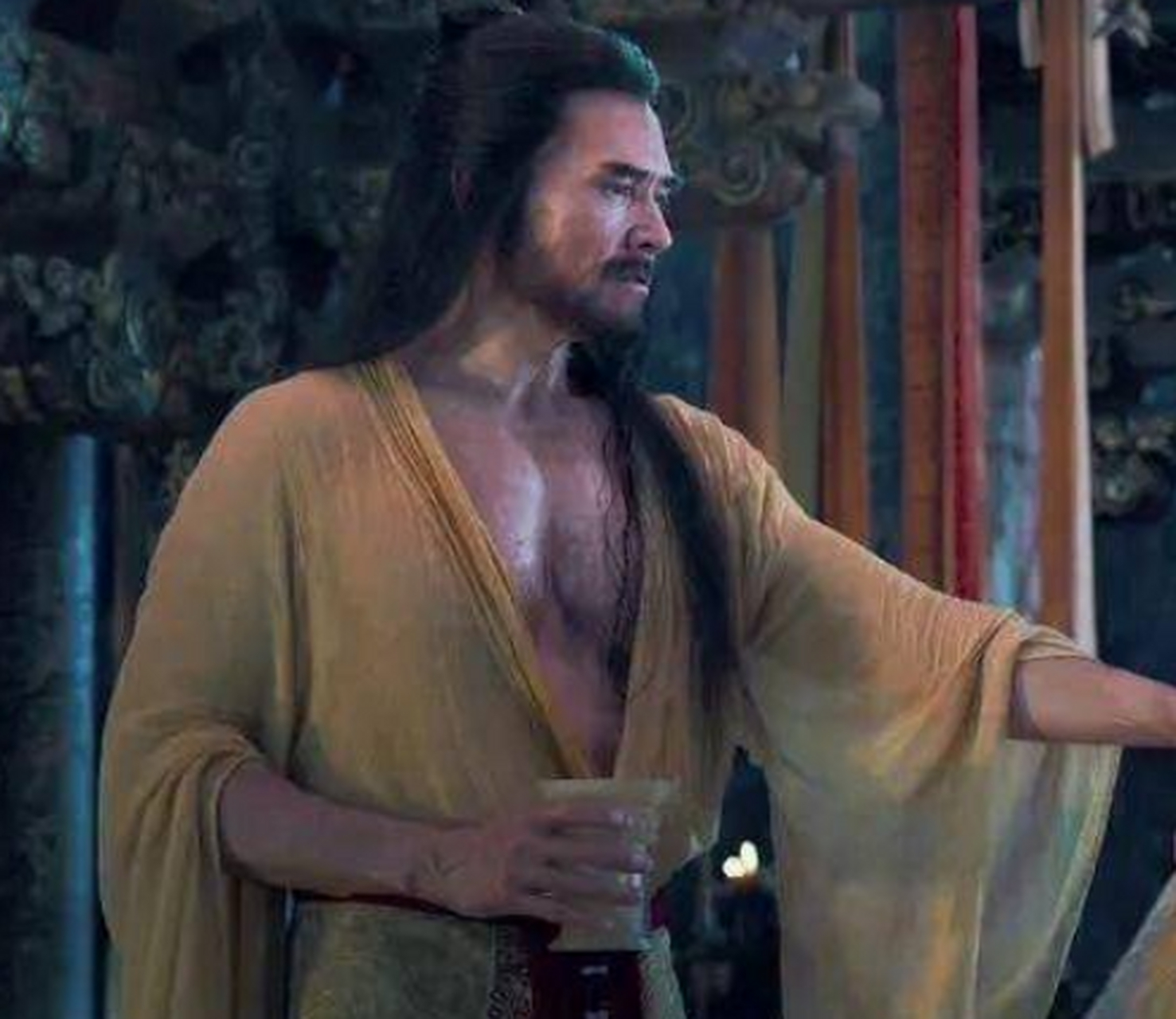 在电影《封神》中,由费翔扮演的纣王因其健美高大的身材引发热