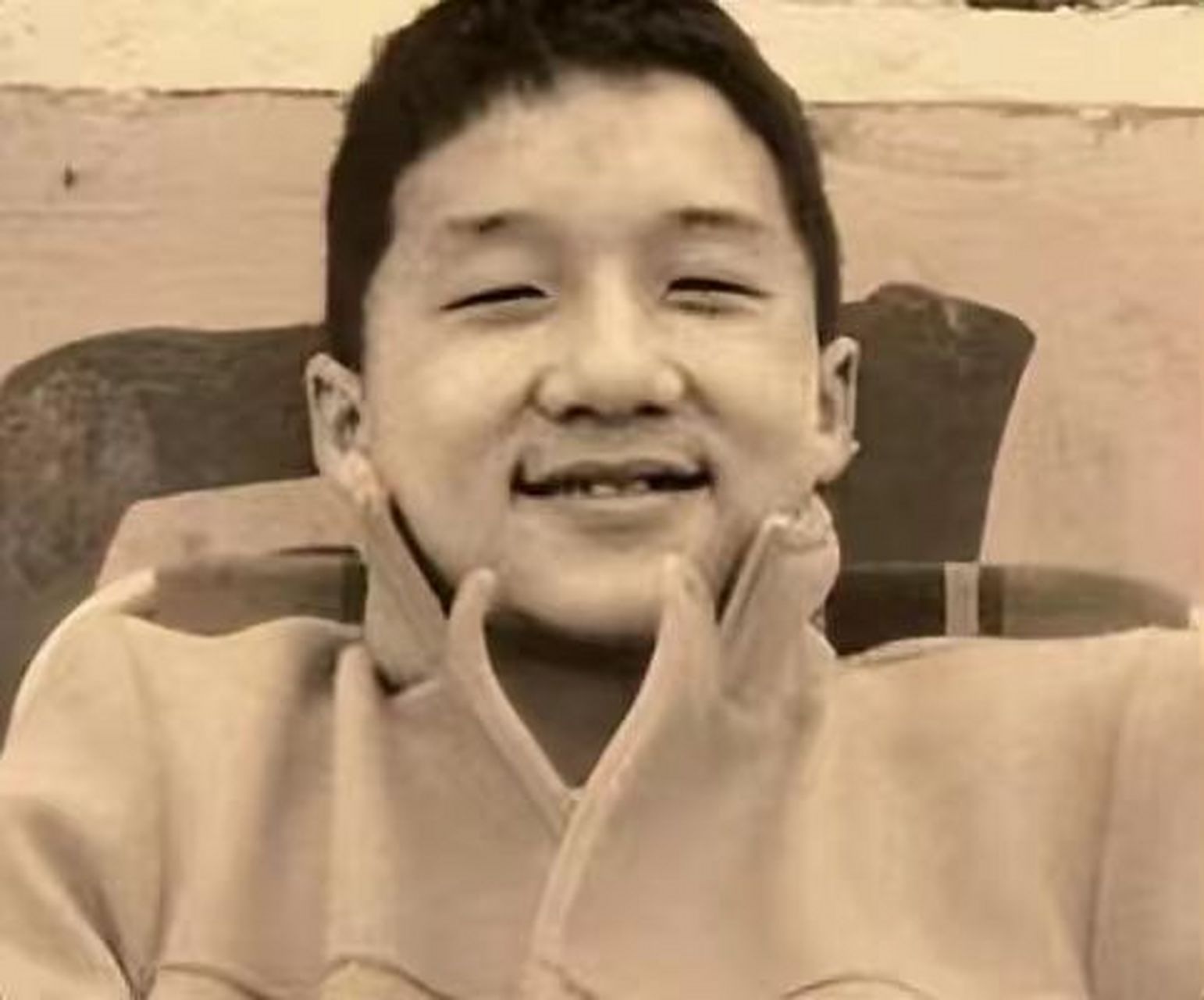 成龙小时候的照片,他小时候居然是一位顽童,经常与同龄人打架,小学