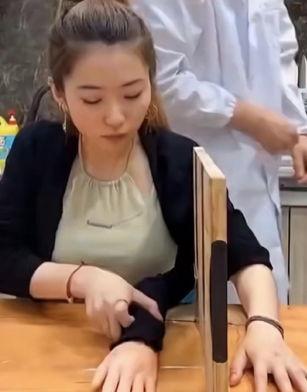 奇了怪了,假手的实验,到底想告诉世人什么玩意?