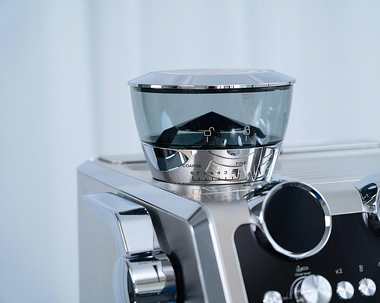 这台咖啡机的工业风外观,金属材质加上复古感的设计,惊艳的外观就像