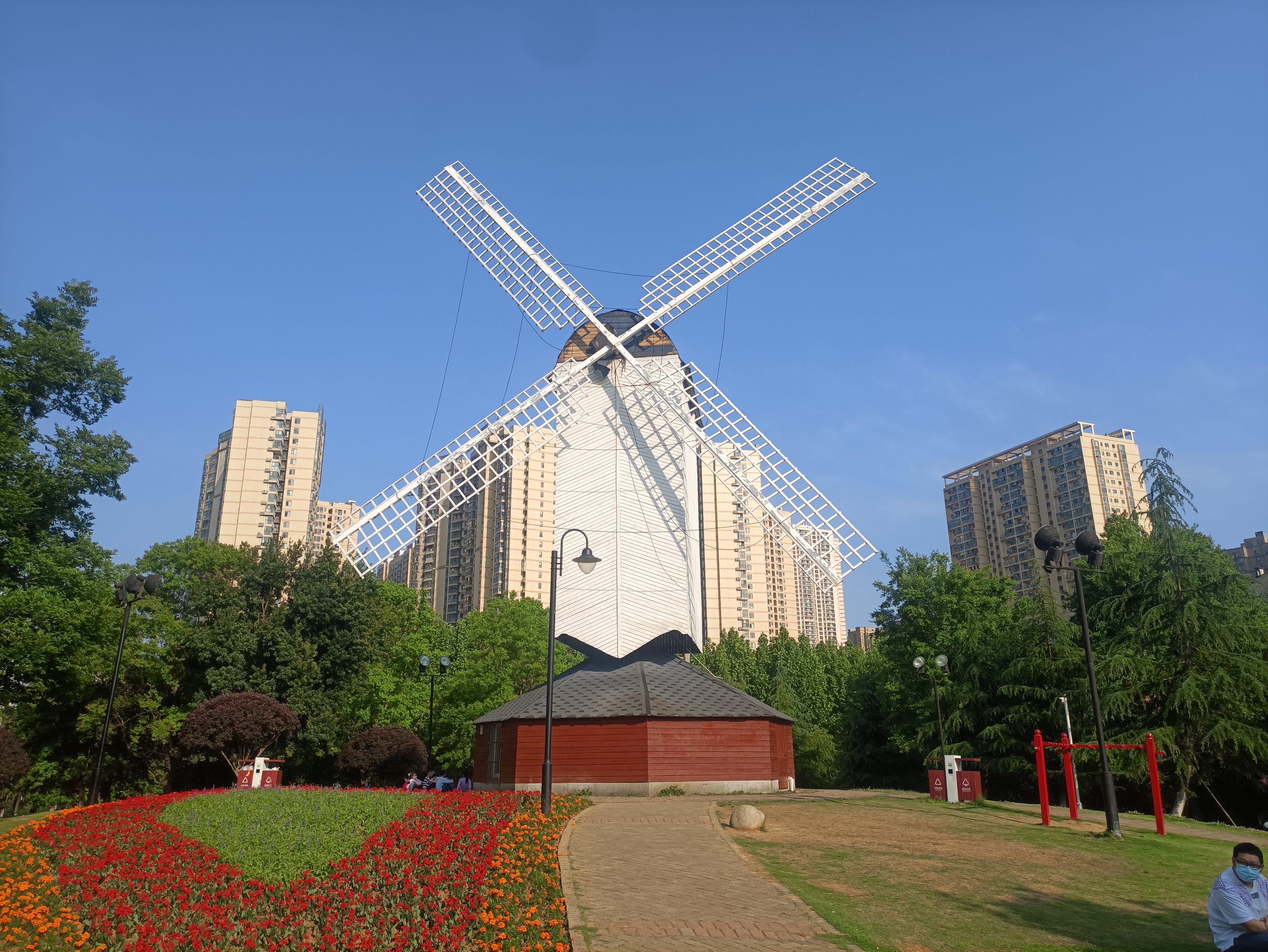 武汉光谷关山荷兰风情园,位于中国湖北省武汉市光谷关山片区,是一个集
