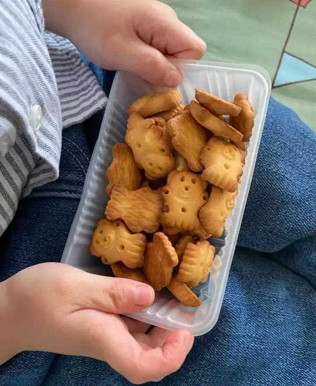 (宝宝都抢着吃的熊字饼干)[发怒] 熊字饼是我一直都爱吃的饼干,便宜