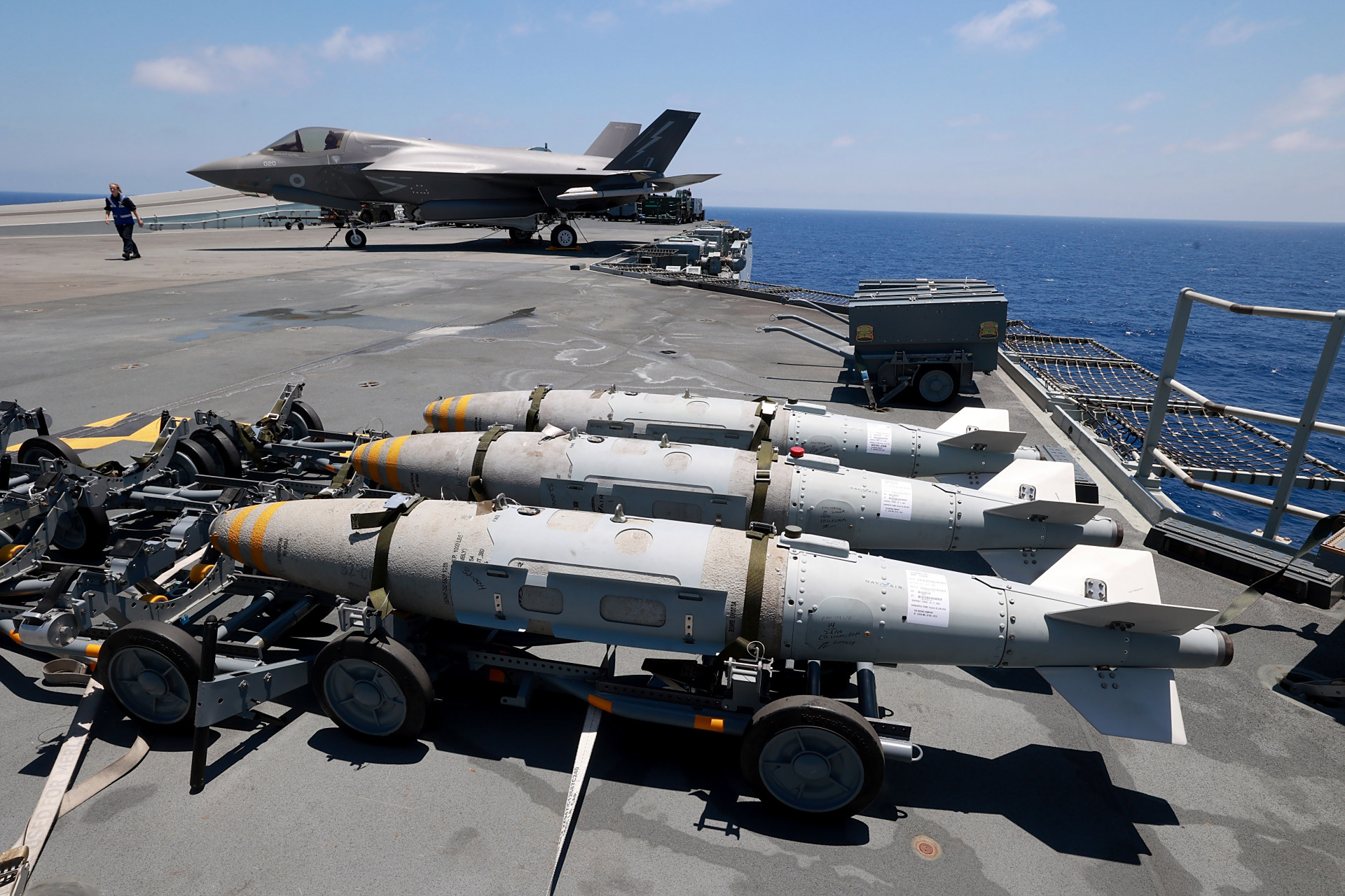 美国海军f/a-18e/f超级大黄蜂战斗机挂装的gbu-32 jdam和gbu-31 jdam.