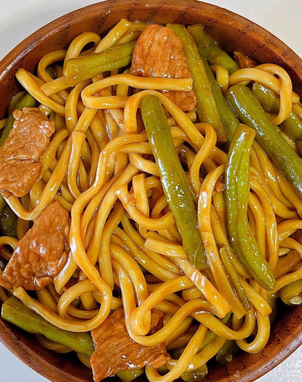 这个豆角焖面,真的太香太香了 准备食材:豆角,猪肉,面条 猪肉切片