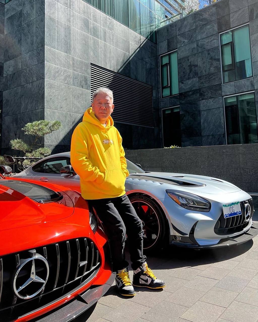 潮爷郭庆祥 在中国,有一位被誉为"潮流爷爷"的人物,他的名字叫做