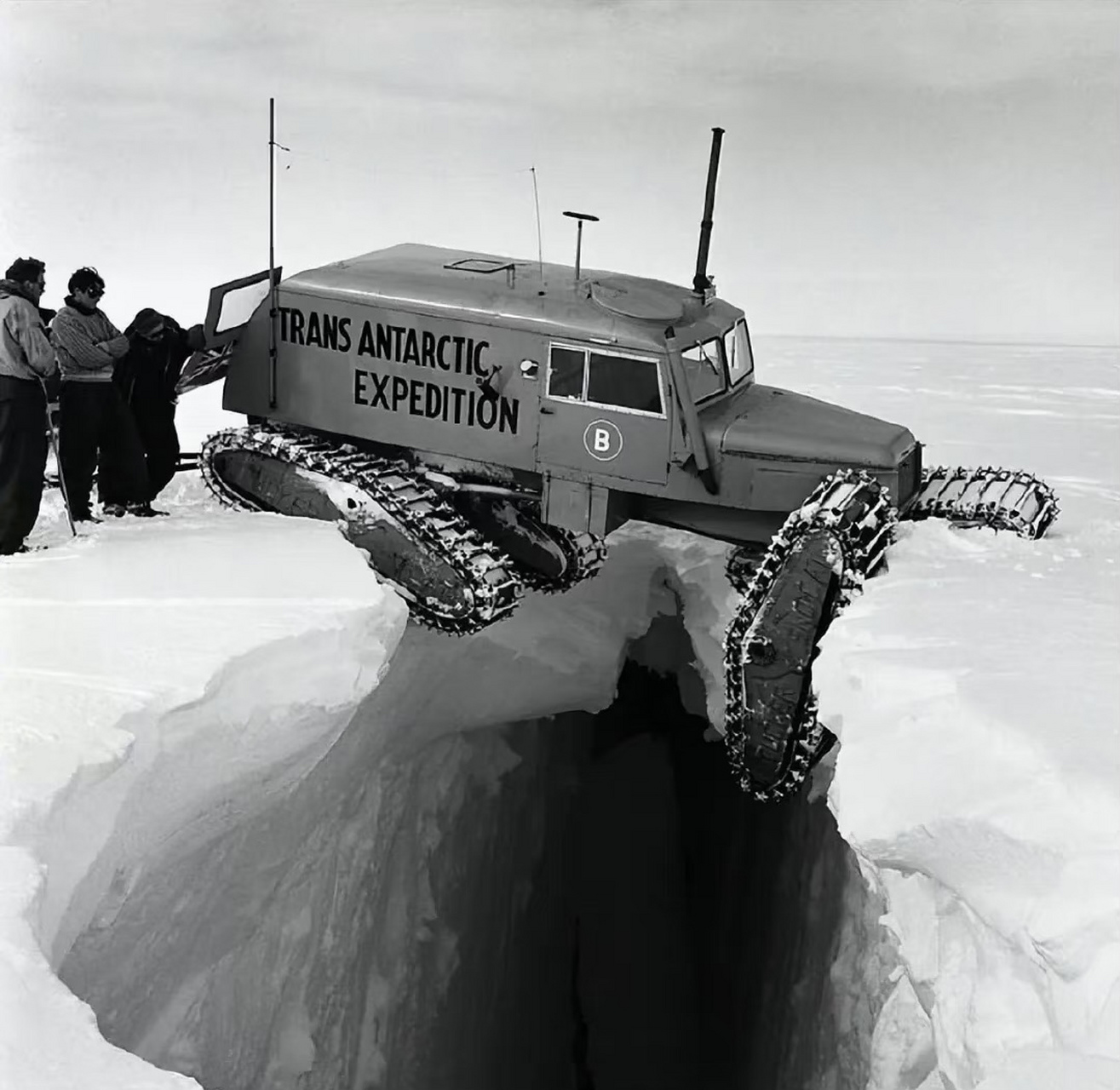 南极雪地巡航车图片