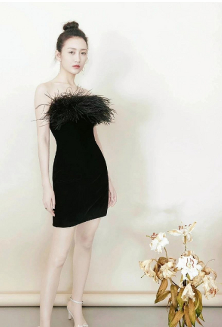 王鸥一贯以性感形象示人,演过充满风情的角色,出席活动也穿过前后皆