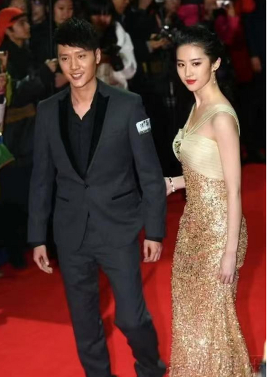 刘亦菲冯绍峰出席颁奖典礼,刘亦菲美得一塌糊涂,两人看上去非常的养眼