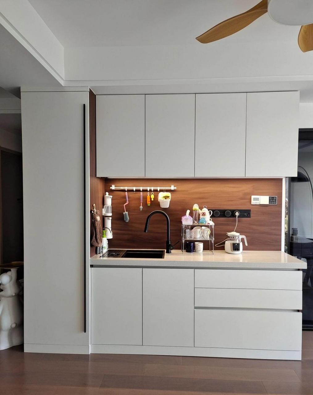 当初客厅装个水吧台的时候全家反对的,就我一个人坚持,我不喜欢厨房