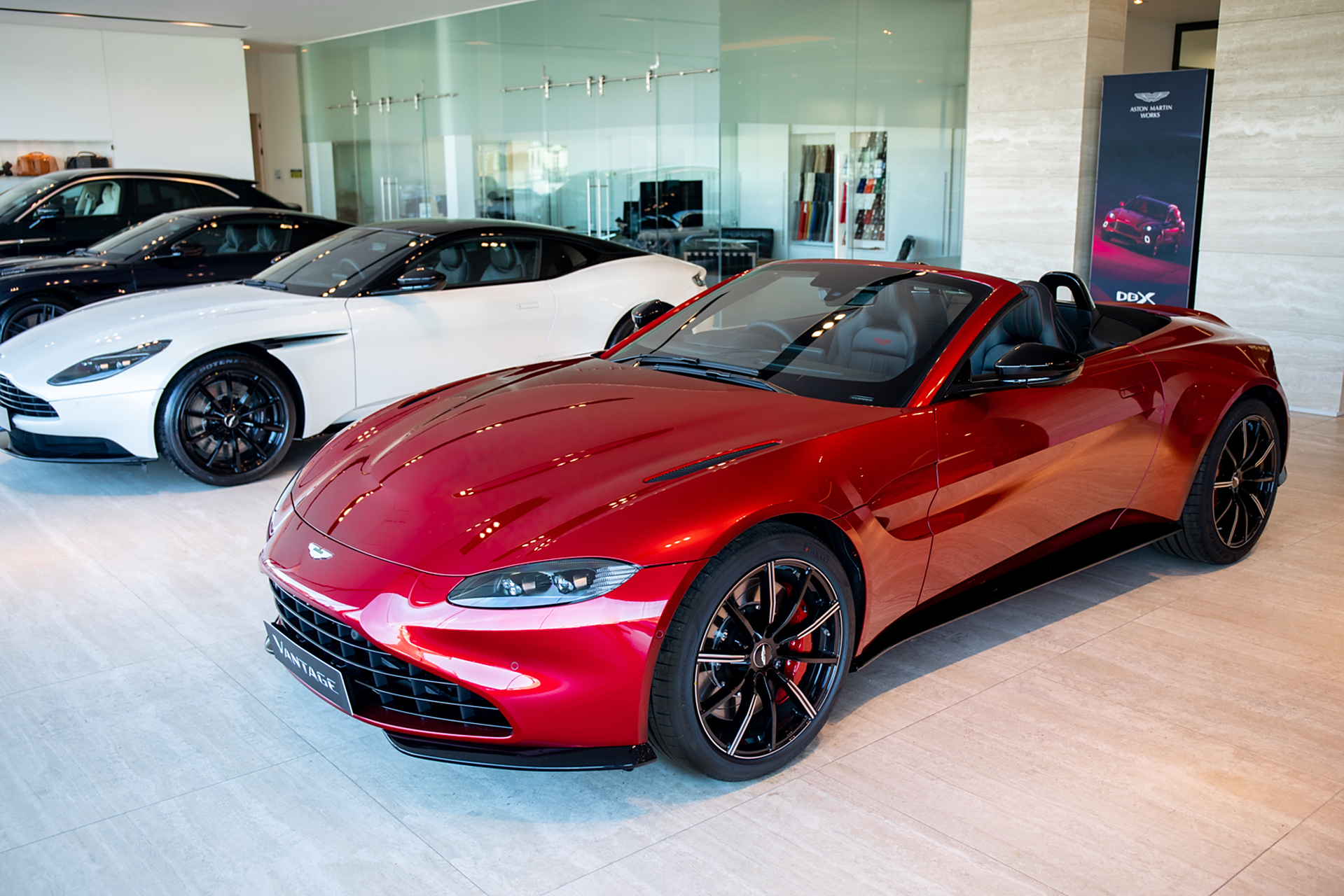 西迁人车展# 阿斯顿·马丁hyper red vantage敞篷跑车配备了全新的