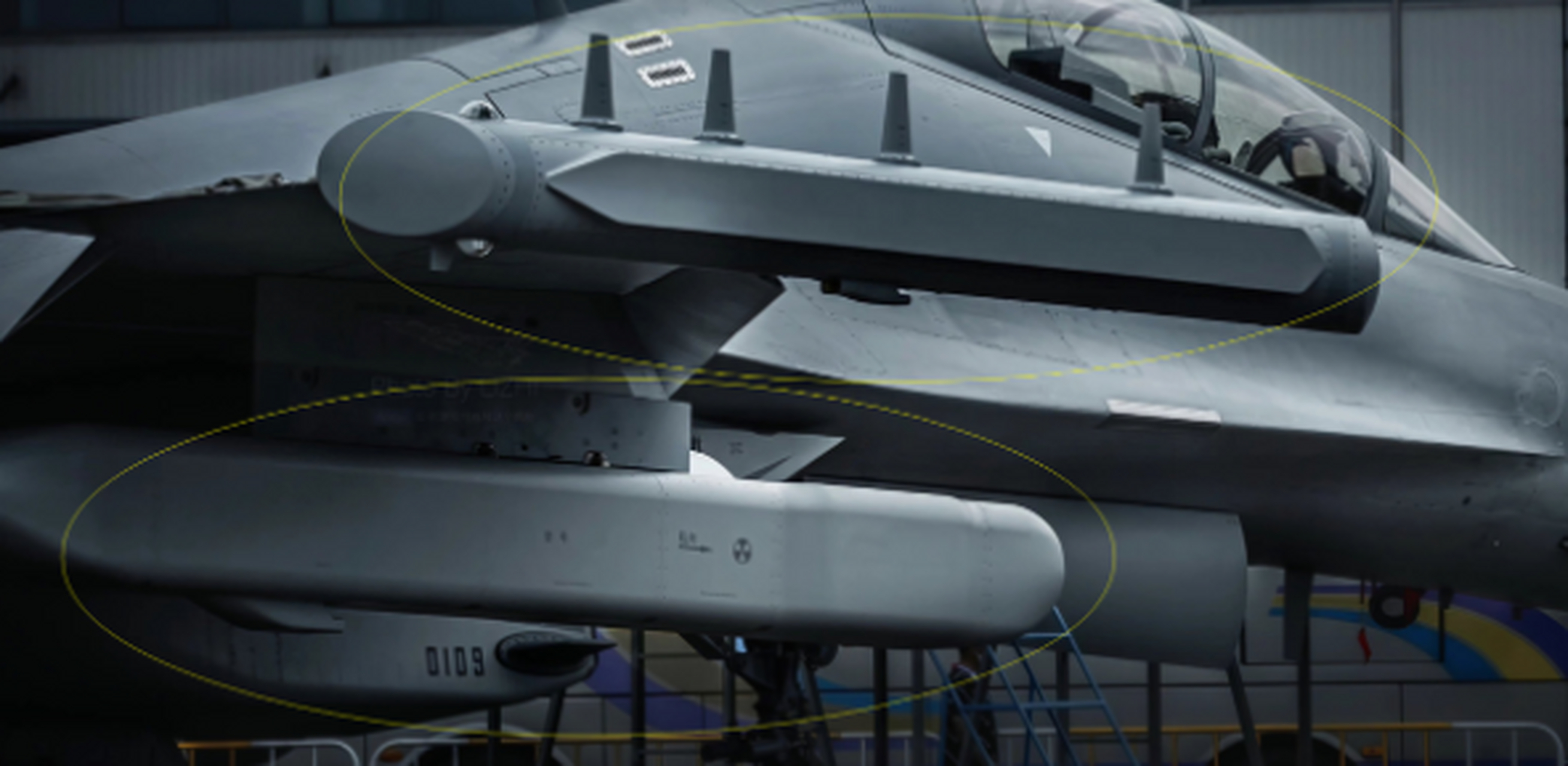 歼16d现身台海,腰挎致盲利器,台军雷达一开机,就变睁眼瞎 此次演习