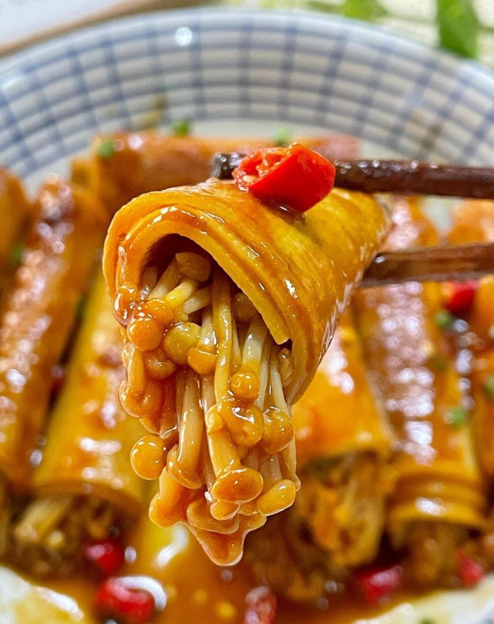 巨好吃的豆皮金针菇卷,好吃到连汤汁都不剩,|今天做的是一道素菜