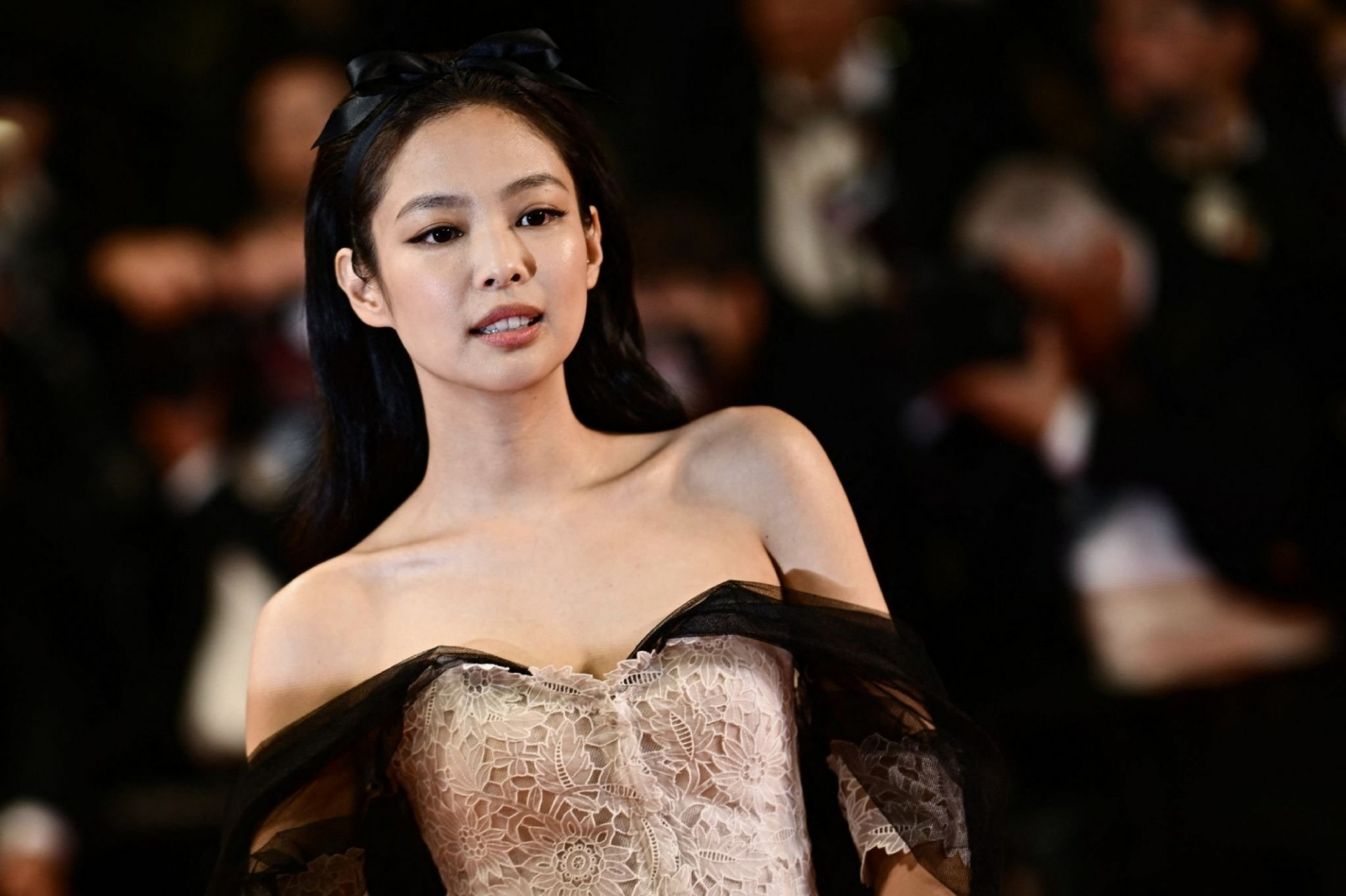 jennie金智妮首次亮相戛纳红毯, 67身穿香奈儿2020春季高级定制白色