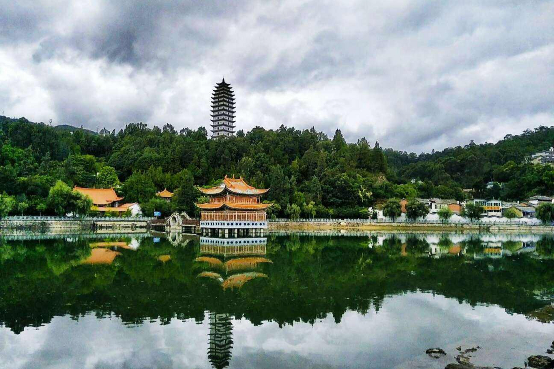 云南太保山森林公园,公园以自然山体森林为主要景色,面积达到了100