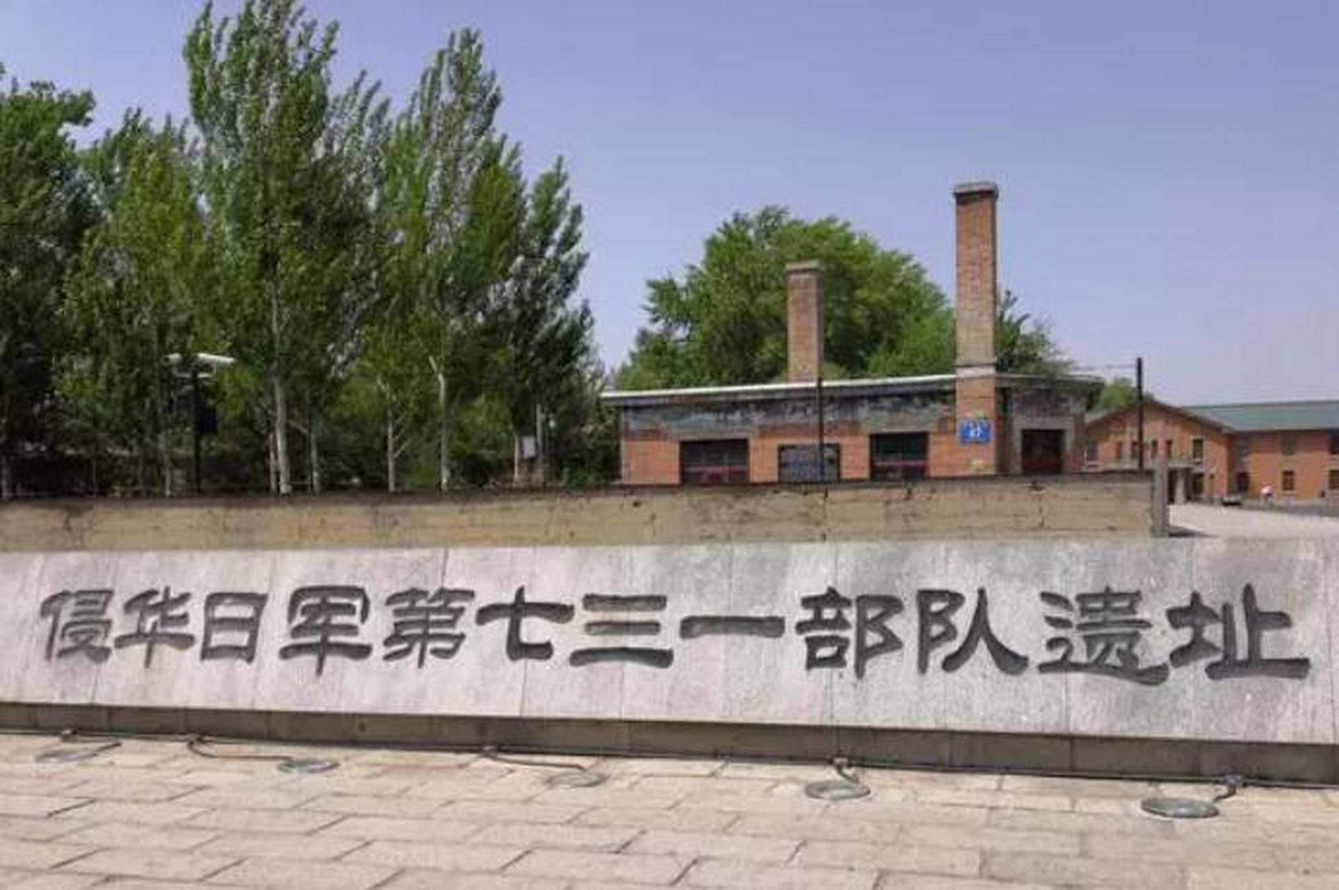 照片中是日军731细菌部队的罪证陈列馆,4名日军研究员在实验室外围观