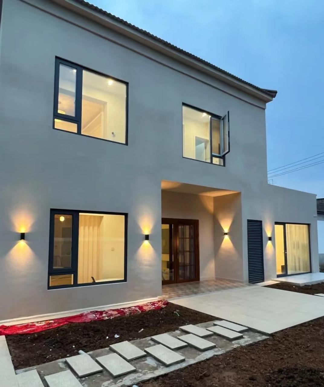 [鲜花]很旧的房子了,不想花费太多钱重建,将原来的旧房子改造了一下