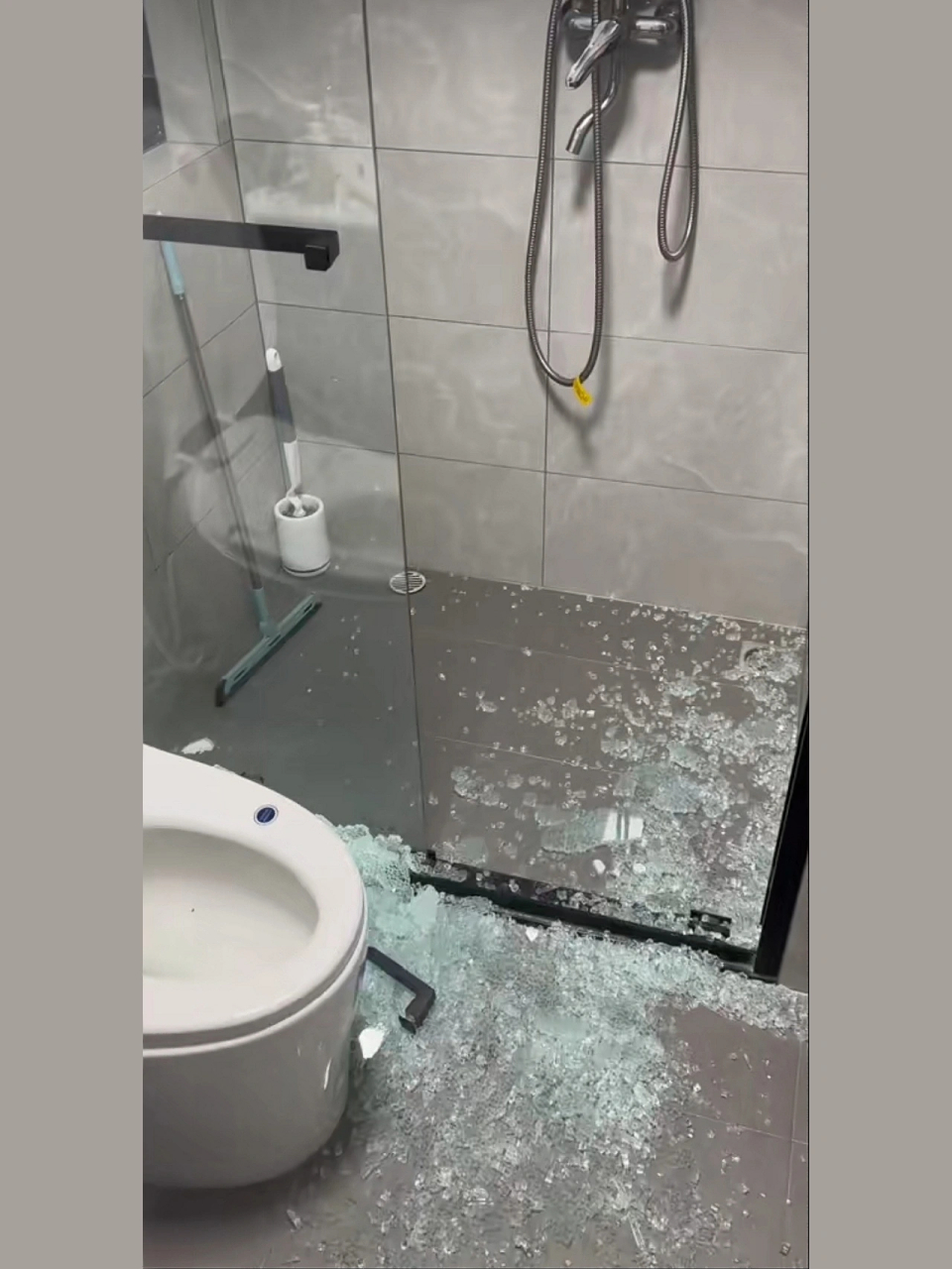 凌晨3点,砰的一身玻璃自爆了[生气r] 用了几个月出现这种情况!