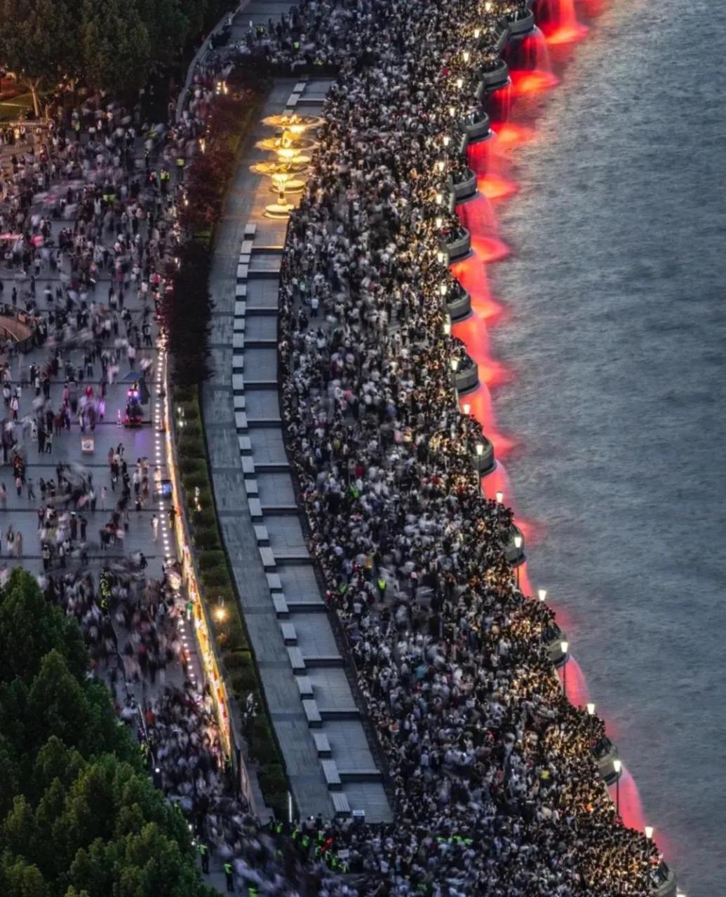 上海外滩五一节期间游人爆满,要想挤到前面拍张照片,简直比登天还难.