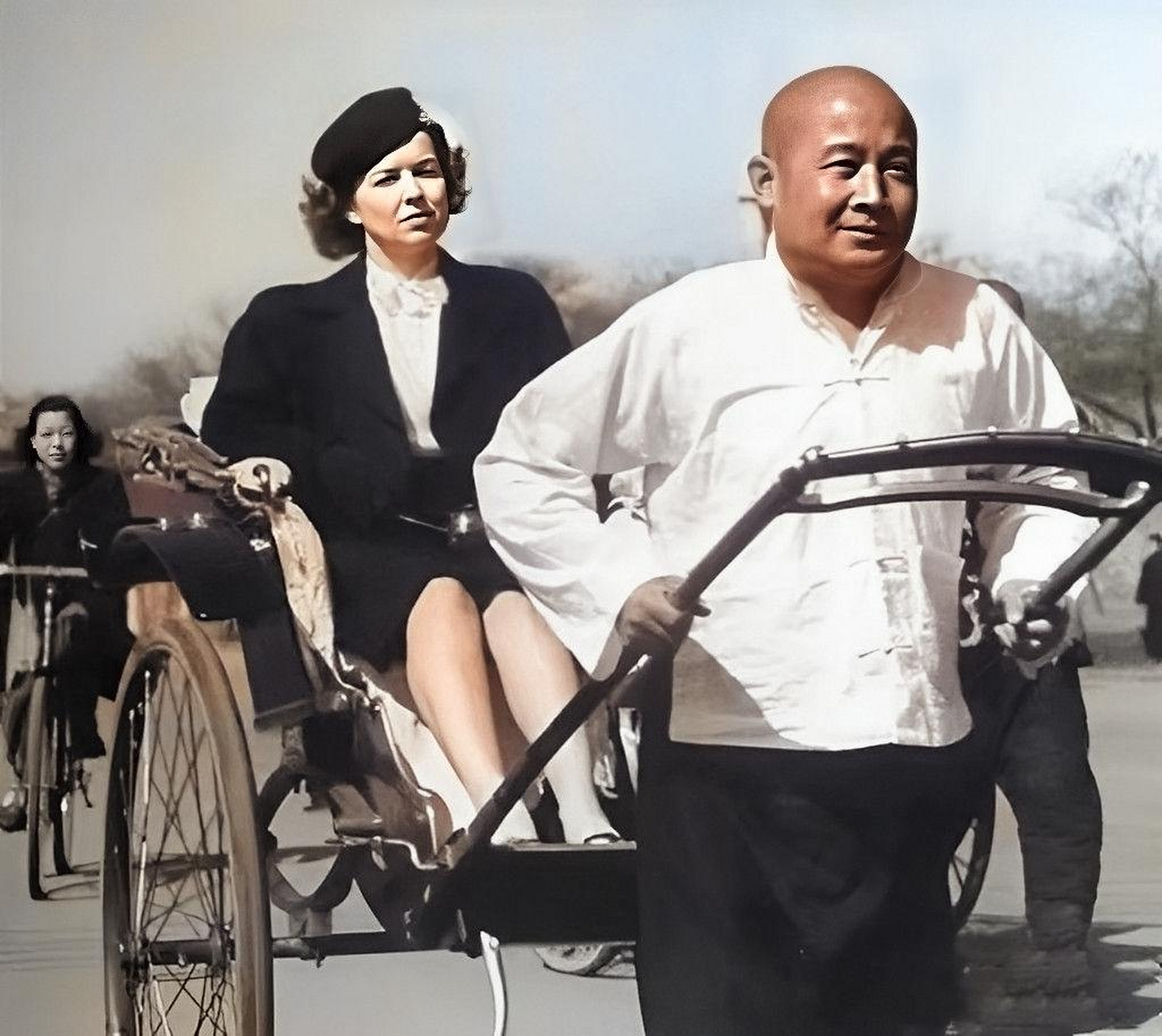 民国时期,克勤郡王的最后一位晏森拉车照,这在他的人生经历中是没有的