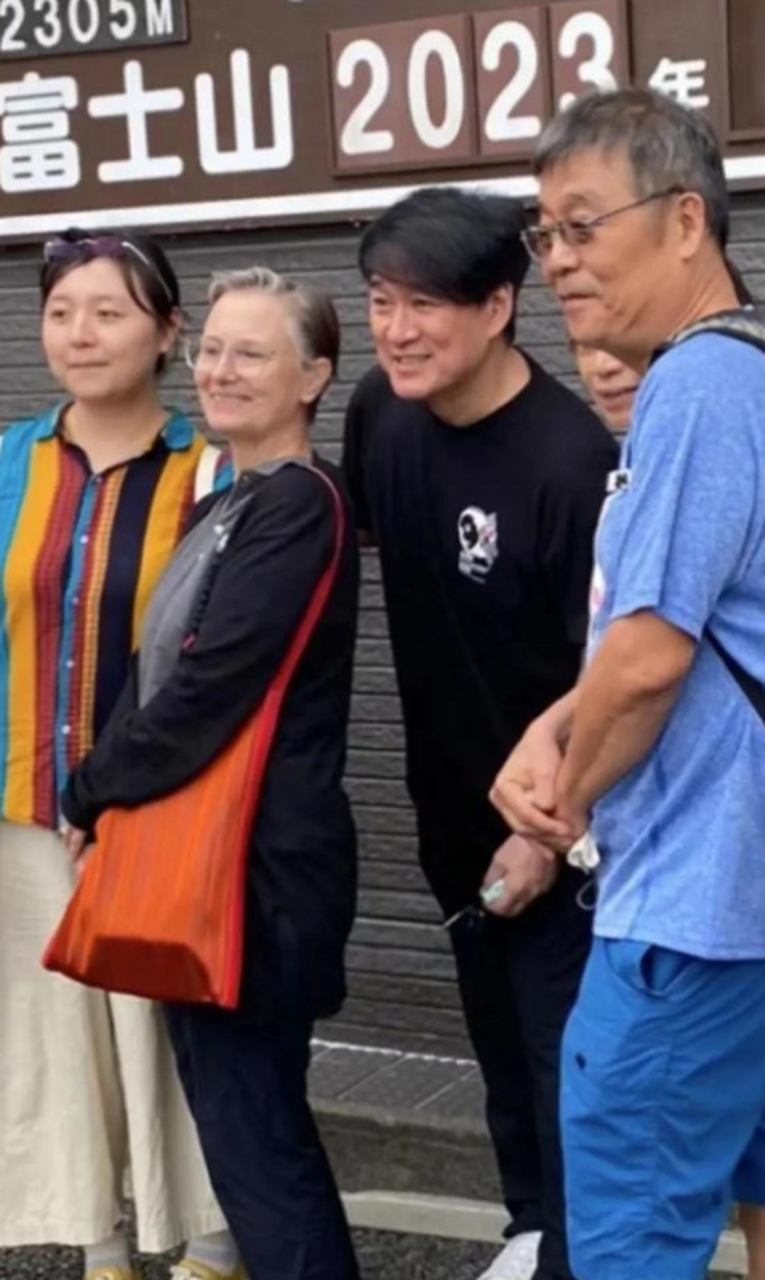 62岁周华健近照似年轻小伙,和同龄美国妻子不像夫妻,更像母子  不八卦